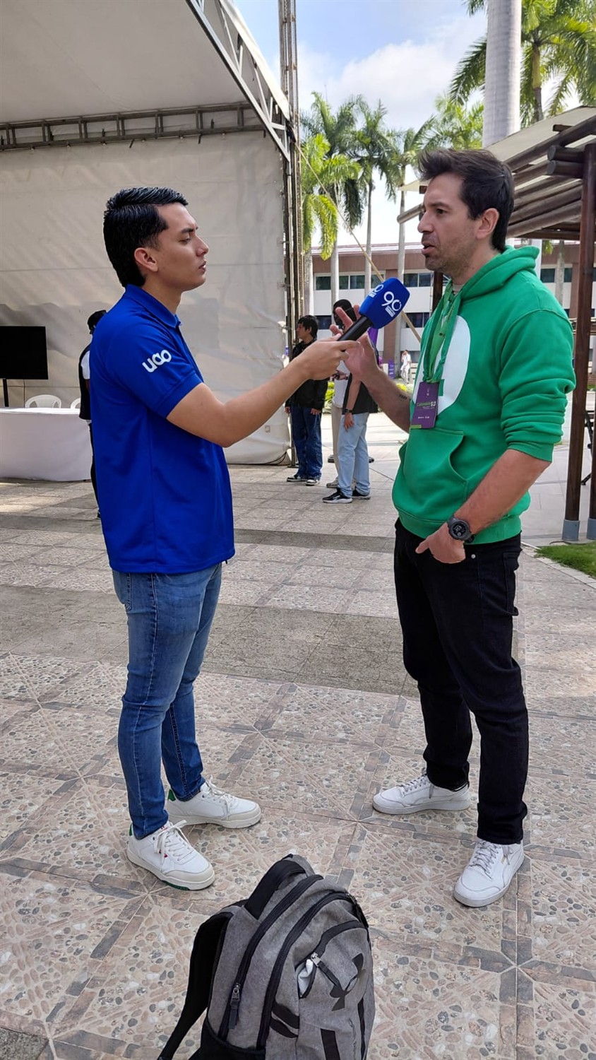 Hernán en una entrevista durante una visita a Colombia